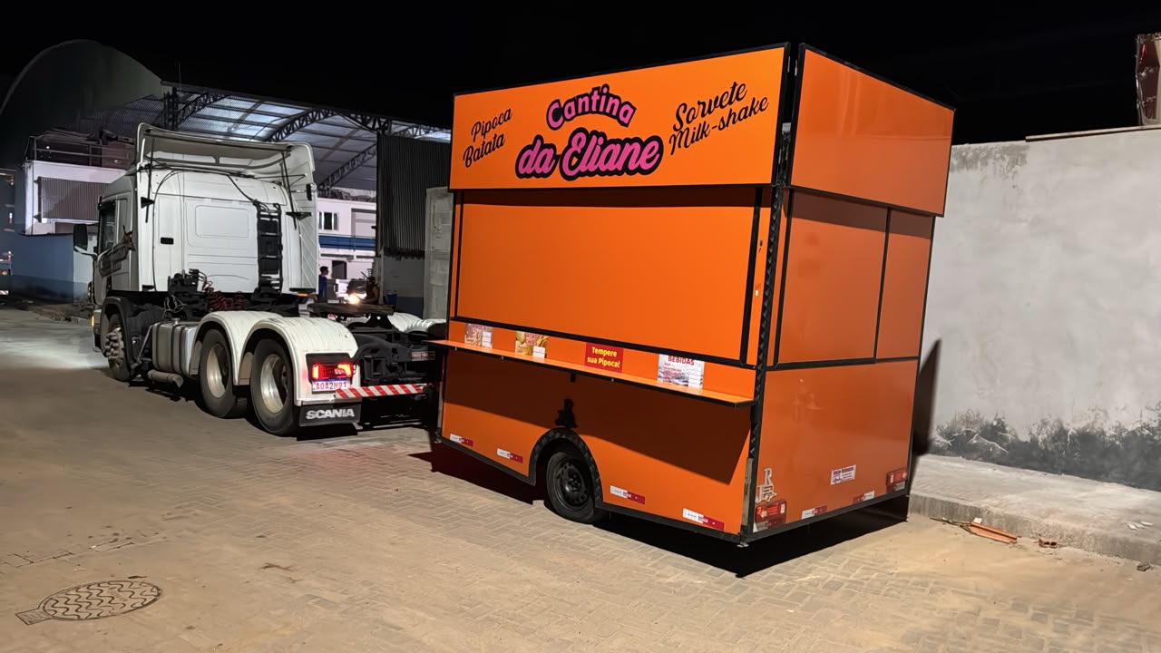 Trailer gastronômico laranja premium fabricado sob medida pela Junior Reboques